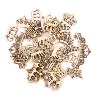 Decorațiune din lemn pentru scrapbooking - Mix de coroane, 10 bucăți